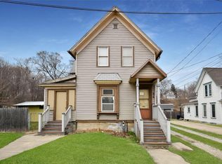 636 E Chicago St, Elgin, IL 60120