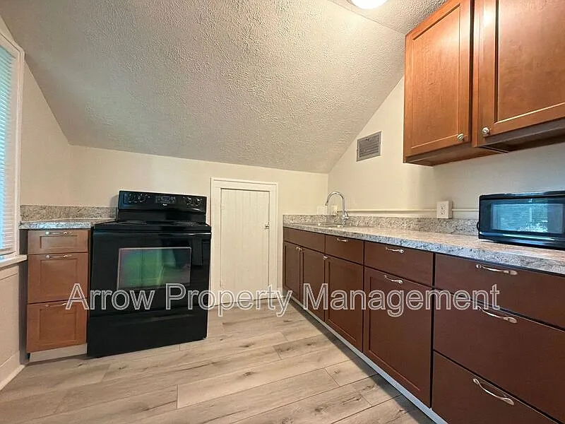 1 bed, 1.0 bath, $765 — Photo 2