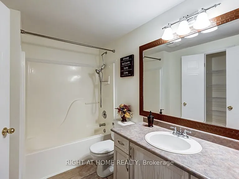 402 Lausanne Cres — Photo 26