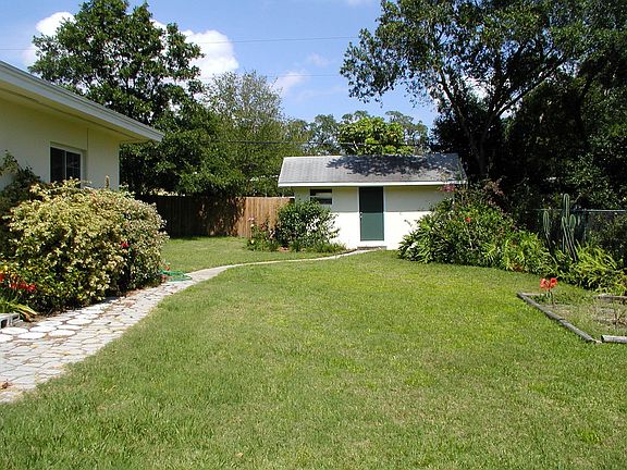 2nd image of 1701 Magnolia Dr