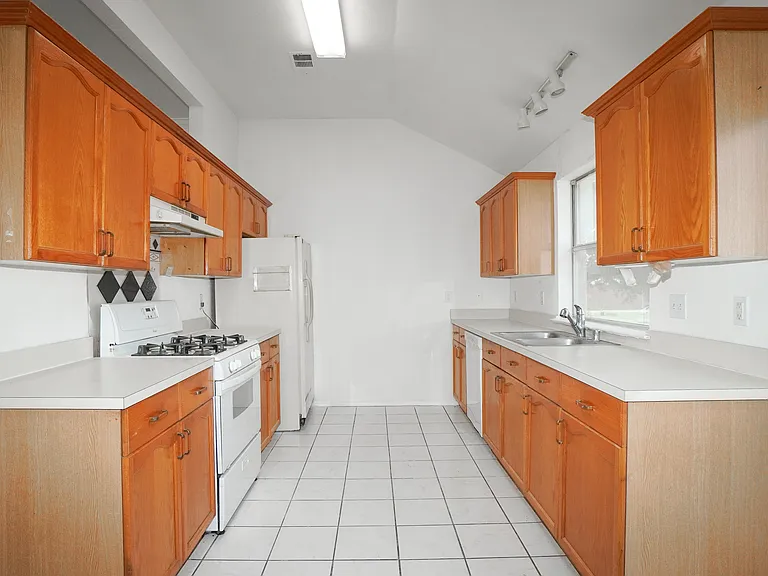 3109 Scott Dr — Photo 7