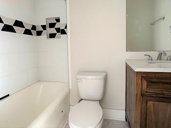 5th image of 360 13th Ave NE APT 14