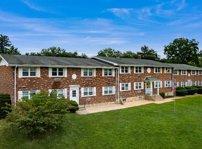 Barry Court Apartments — Photo 5