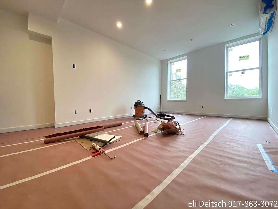1st image of 305 E 10th St APT 3