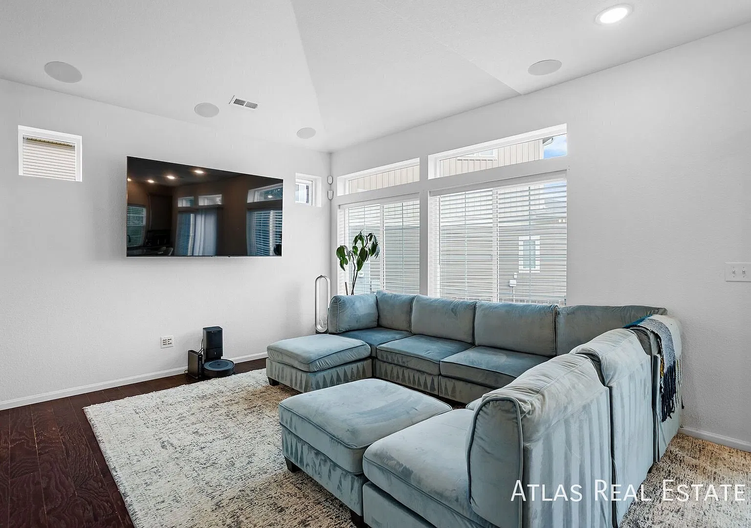Bright & Inviting 2-Bedroom Home with Private Fenced Backyard and 2 Car Garage - Available Now — Photo 4