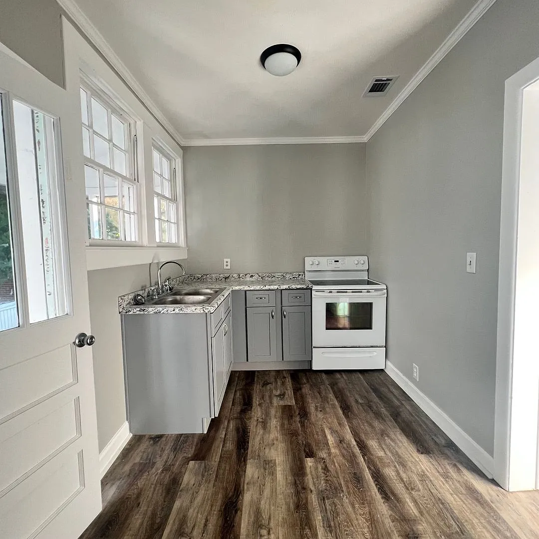 301 South College St. — Photo 2