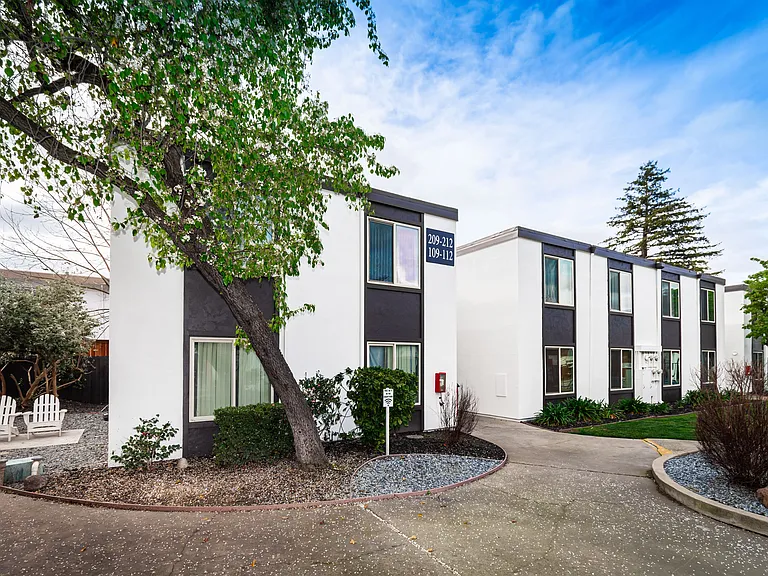Sandpiper Apartments — Photo 11
