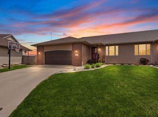 5904 S Mandy Cir, Sioux Falls, SD 57106