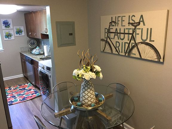 5th image of 6 Pinemont Pl APT 1D