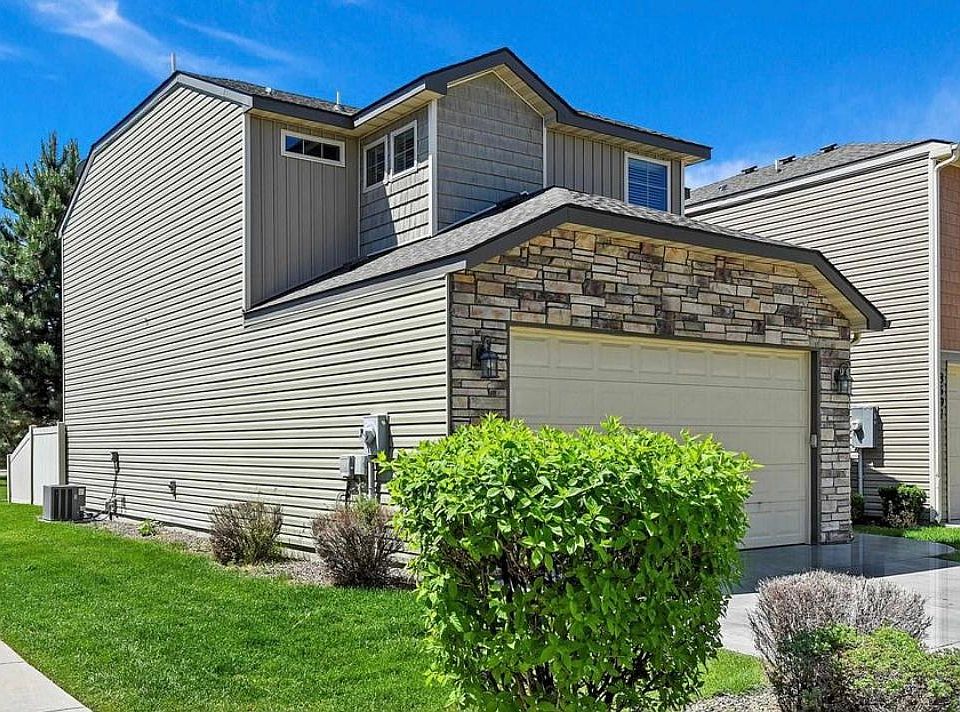 Exterior. Landscaping taken care of by HOA.