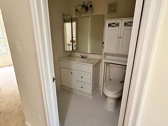 4th image of 701 Herndon Woods Ct