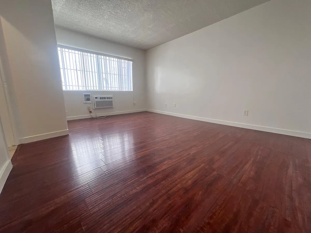 Building Photo - 918 S Kenmore Ave #Z6