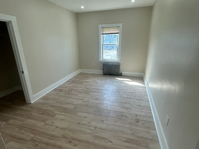 566 Bay St — Photo 6