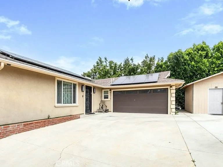 10500 Jordan Ave — Photo 2