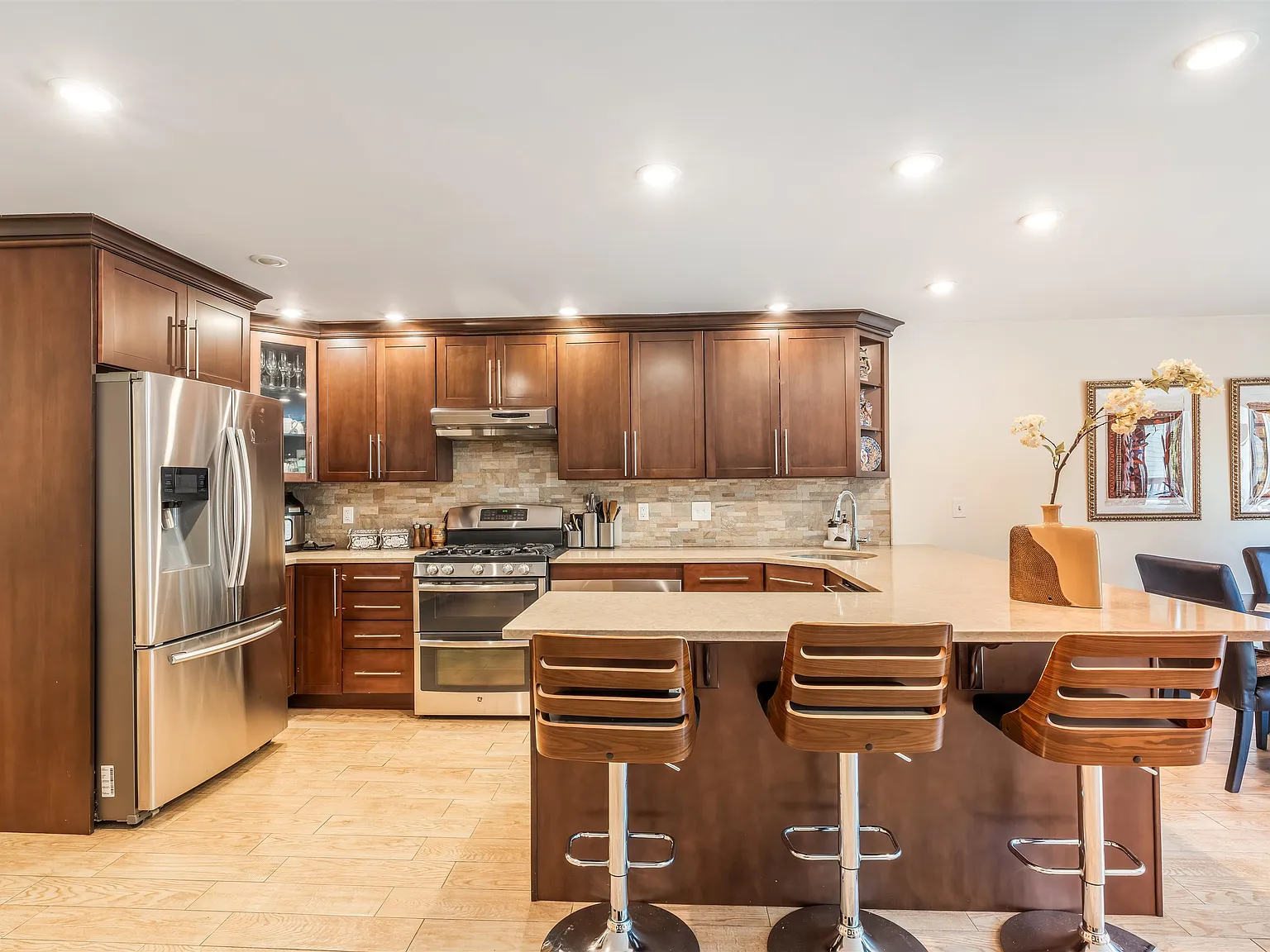 3 bed, 3.0 bath, 1700 sqft, $4,300 — Photo 4