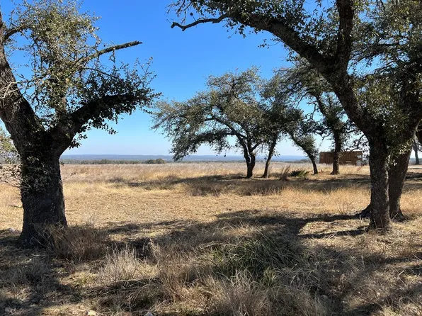 111 Axis Cir, Fredericksburg, TX 78624