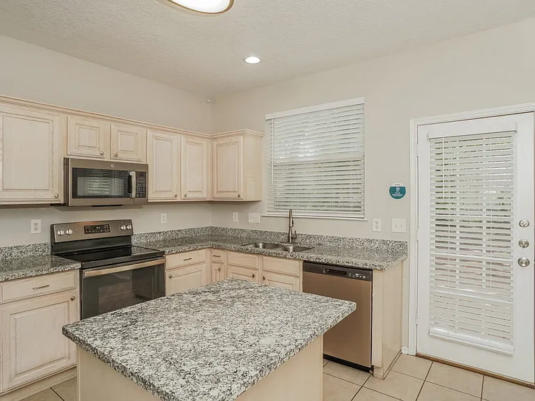 204 Nandina Ct — Photo 7