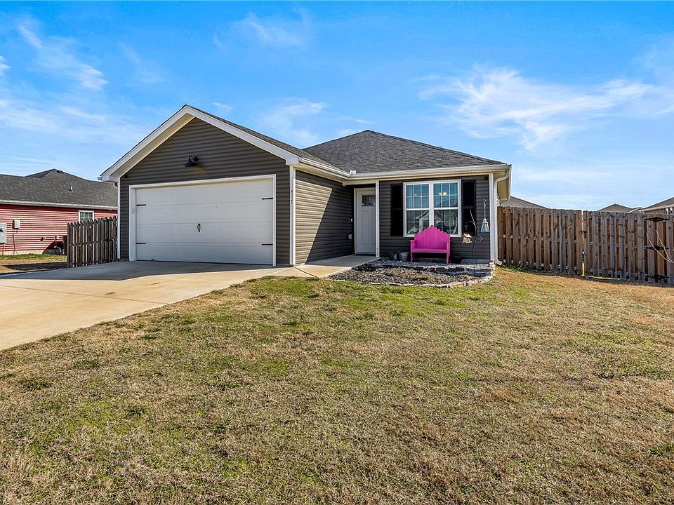 1st image of 817 S Parrot Ln