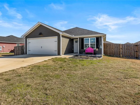 817 S Parrot Ln, Siloam Springs, AR 72761