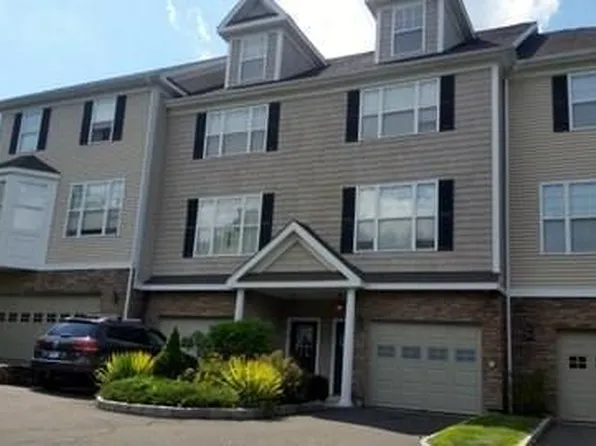 39 Woodcrest Ln, Danbury, CT 06810