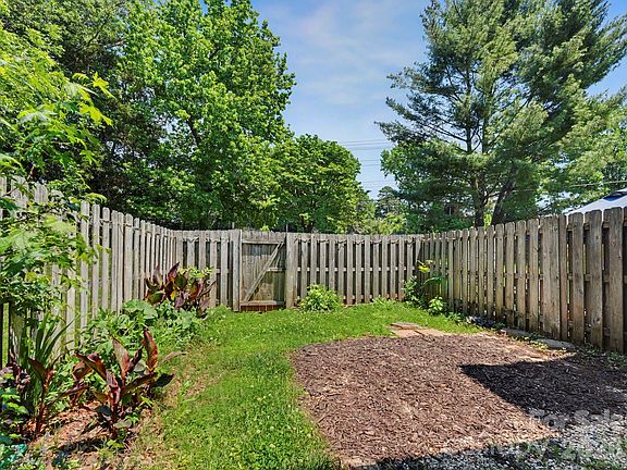 3rd image of 9416 Lexington Cir