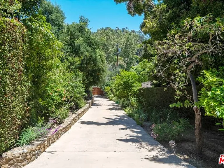 1957 Mandeville Canyon Rd — Photo 47