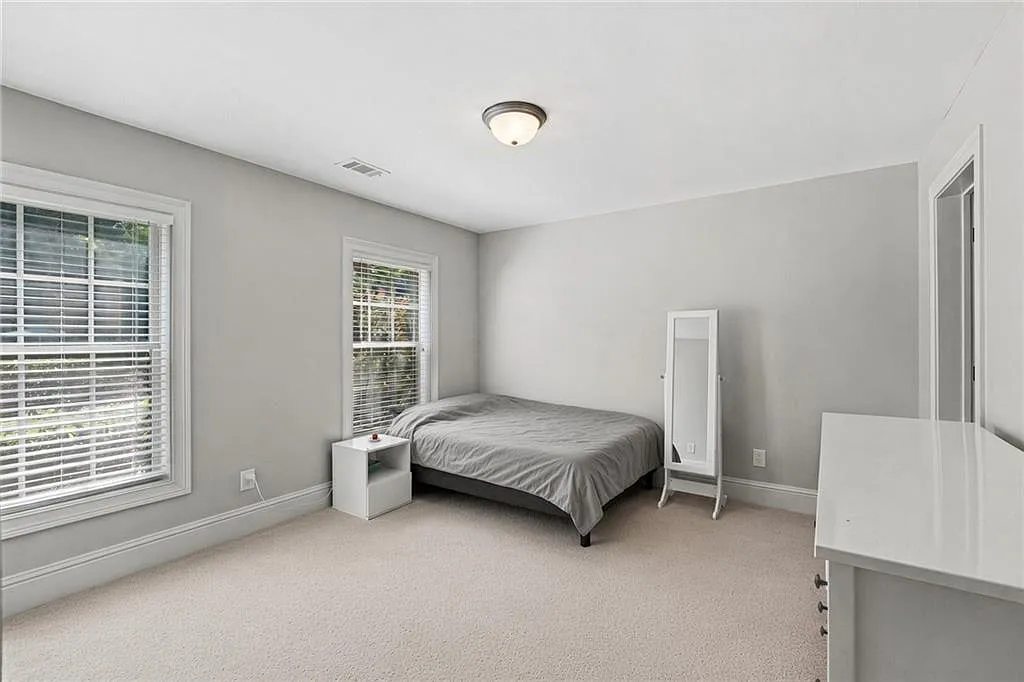 3 bed, 3.5 bath, 2400 sqft, $2,900 — Photo 4