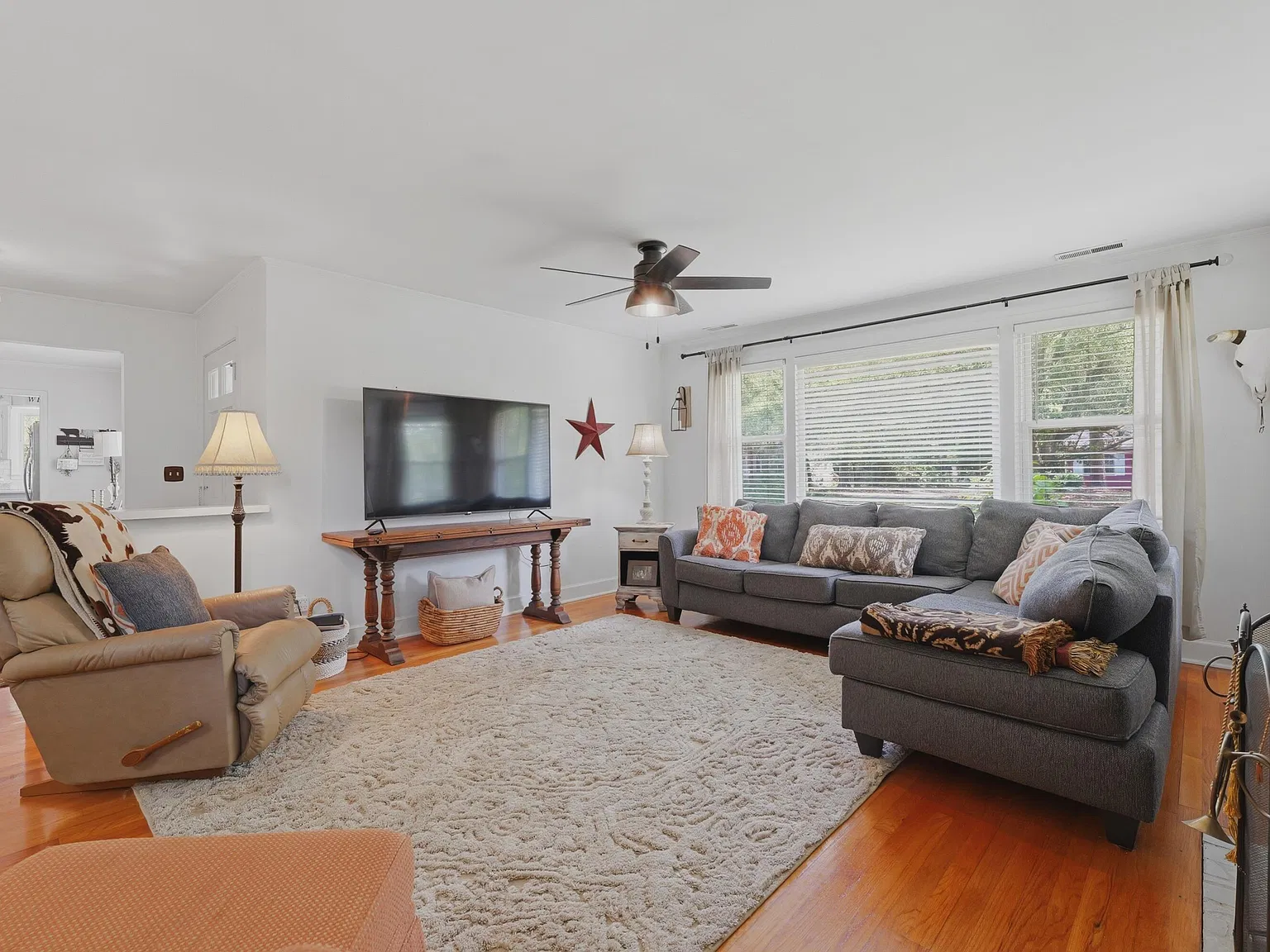 3 bed, 3.0 bath, 2336 sqft, $2,500 — Photo 3