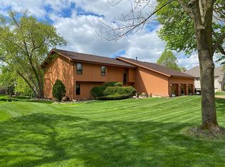 747 Cambridge Dr, Burr Ridge, IL 60527