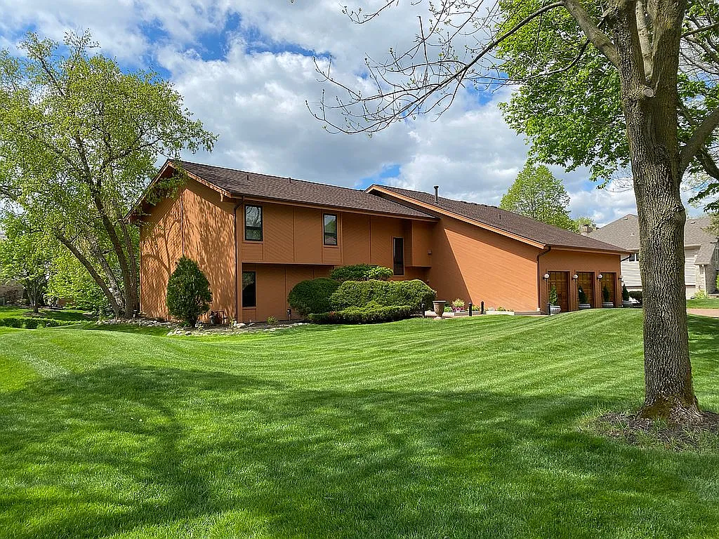 747 Cambridge Dr photo 1
