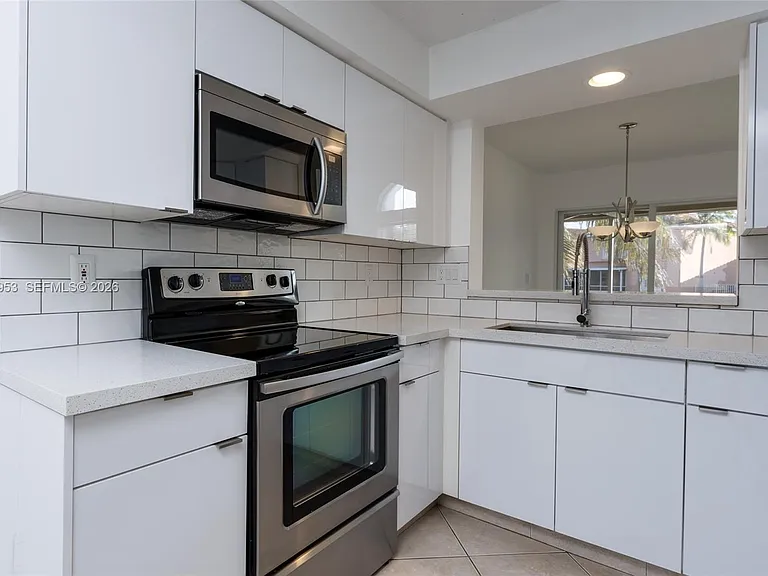 1540 N Trafalgar Cir — Photo 8