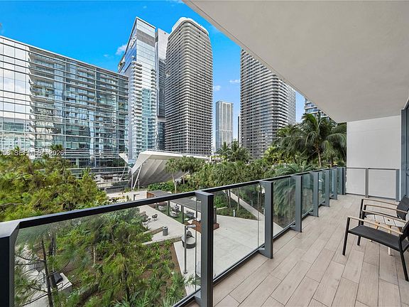 5th image of 88 SW 7th St APT 809
