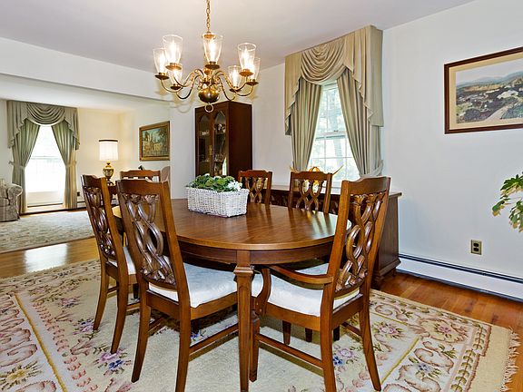 4th image of 11 Paxford Ln