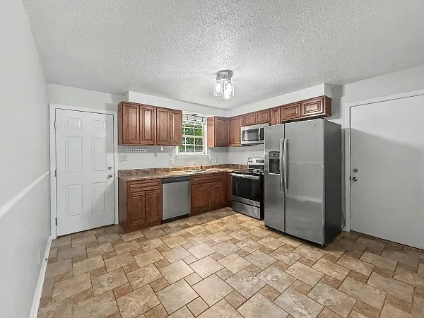 3 bed, 1080 sqft, $1,400 — Photo 3