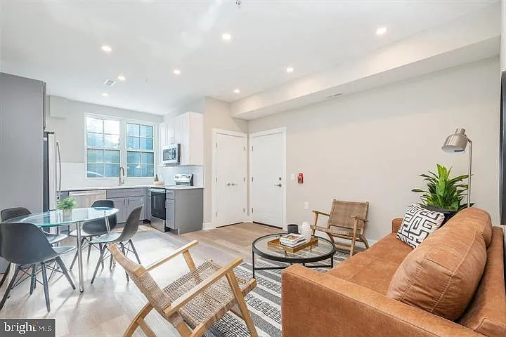 2 bed, 836 sqft, $1,900 — Photo 2