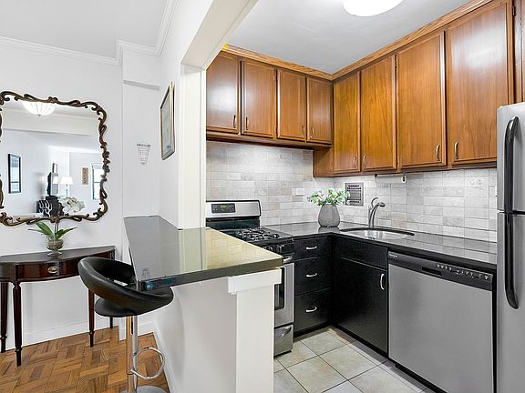 4th image of 301 E 48th St APT 7K