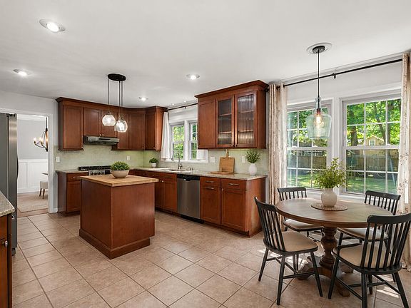 5th image of 102 Caralana Cir