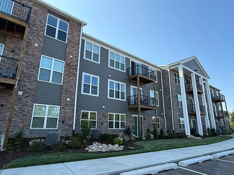 Knob Hill Apartments — Photo 20