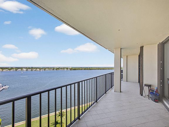 3rd image of 134 Lakeshore Drive #T14