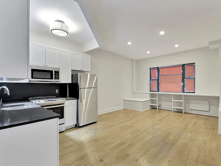 226 E 25th St #1C — Photo 2
