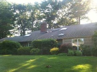 22 Sycamore Ln, Roslyn Heights, NY 11577