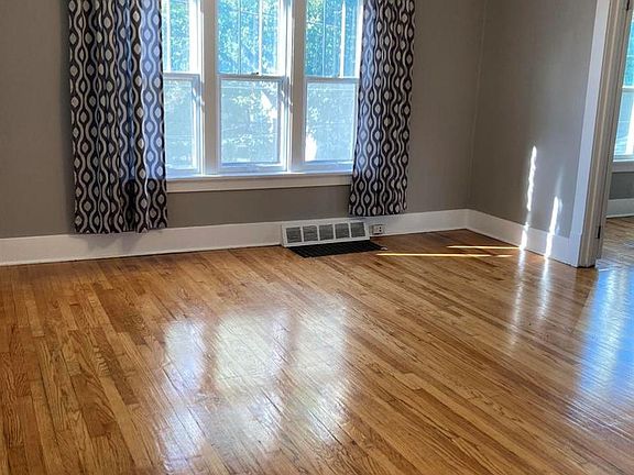 5th image of 317 Pine Ave NW #2