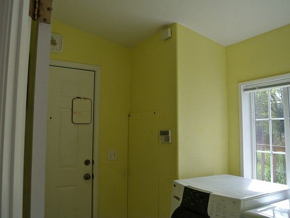 Like a bright cheerful laundry room?  Well here you go!  