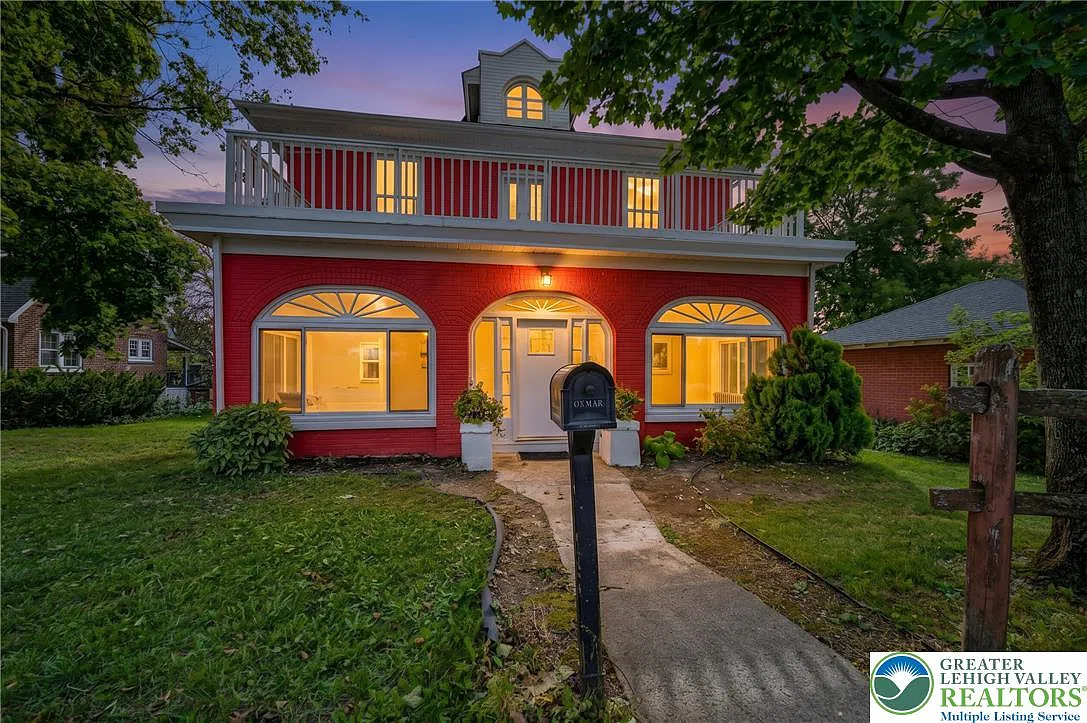 4 bed, 1.0 bath, 1950 sqft, $2,950 — Photo 2