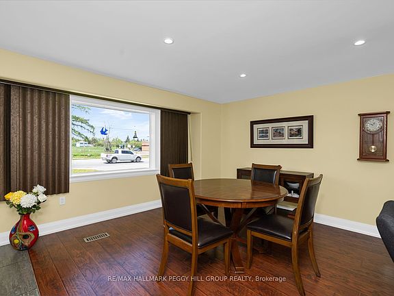 4th image of 8001 Yonge St