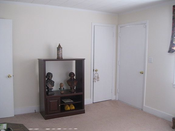 5th image of 300 E Howard St