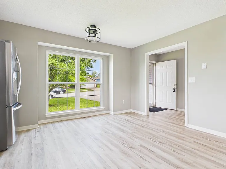 1206 Foxridge Dr — Photo 7