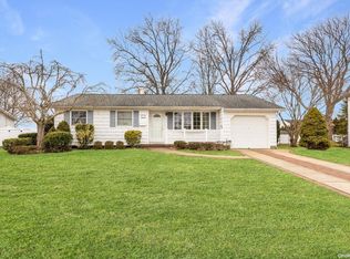 176 Matthews Rd, Oakdale, NY 11769