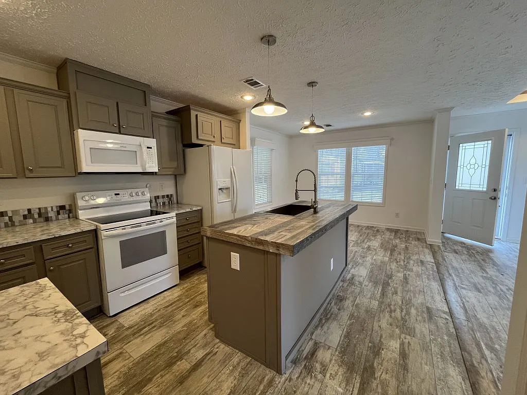 3 bed, 2.0 bath, 1123 sqft, $1,499 — Photo 3
