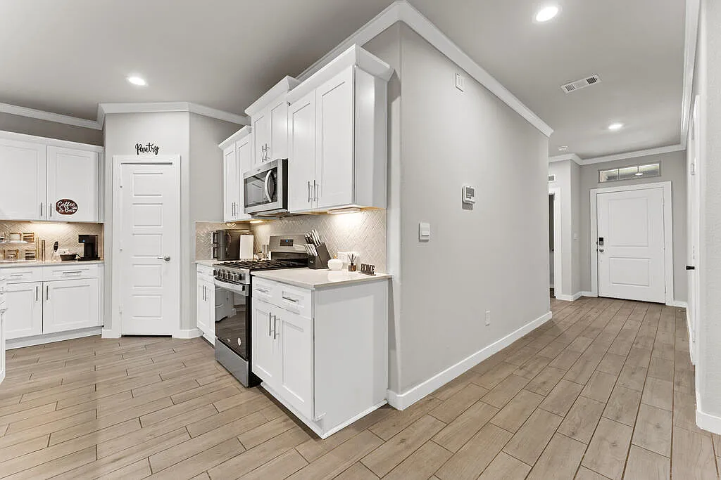 5 bed, 2.0 bath, 2157 sqft, $5,000 — Photo 3
